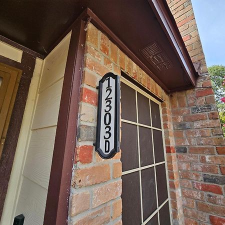 Centrally Located Houston Retreat! Sleeps 8, 10 Min To Downtown, Free Parking エクステリア 写真