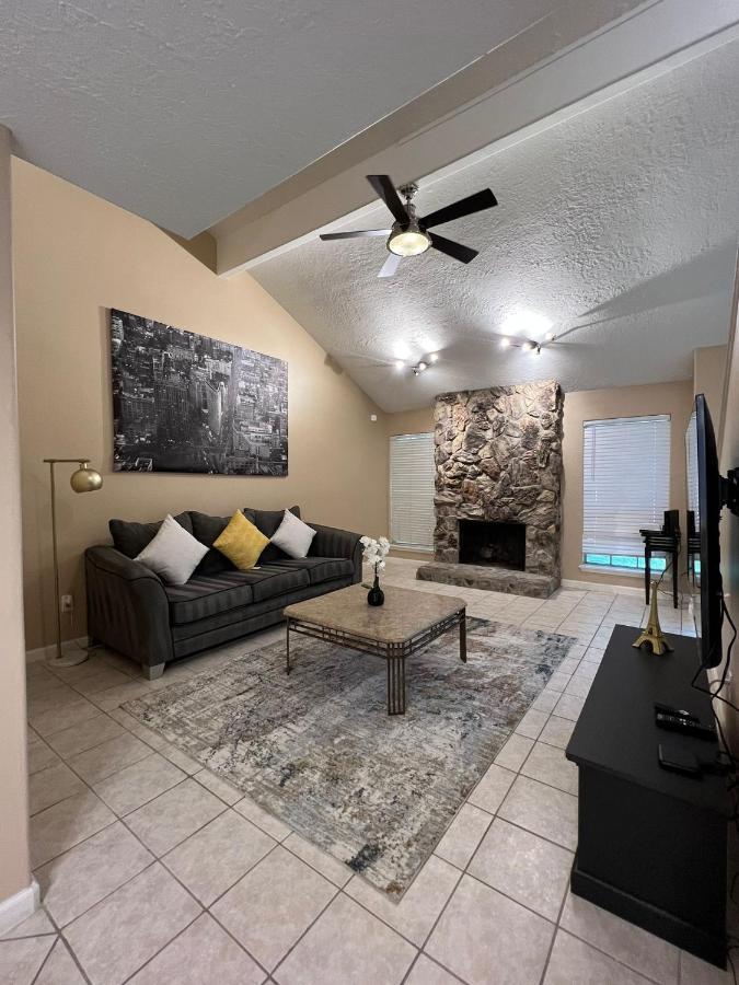 Centrally Located Houston Retreat! Sleeps 8, 10 Min To Downtown, Free Parking エクステリア 写真