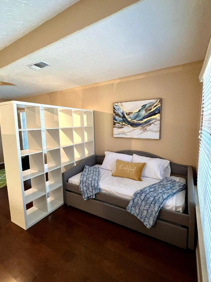 Centrally Located Houston Retreat! Sleeps 8, 10 Min To Downtown, Free Parking エクステリア 写真