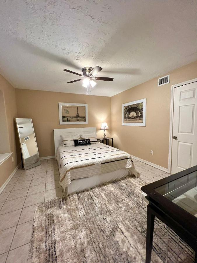 Centrally Located Houston Retreat! Sleeps 8, 10 Min To Downtown, Free Parking エクステリア 写真