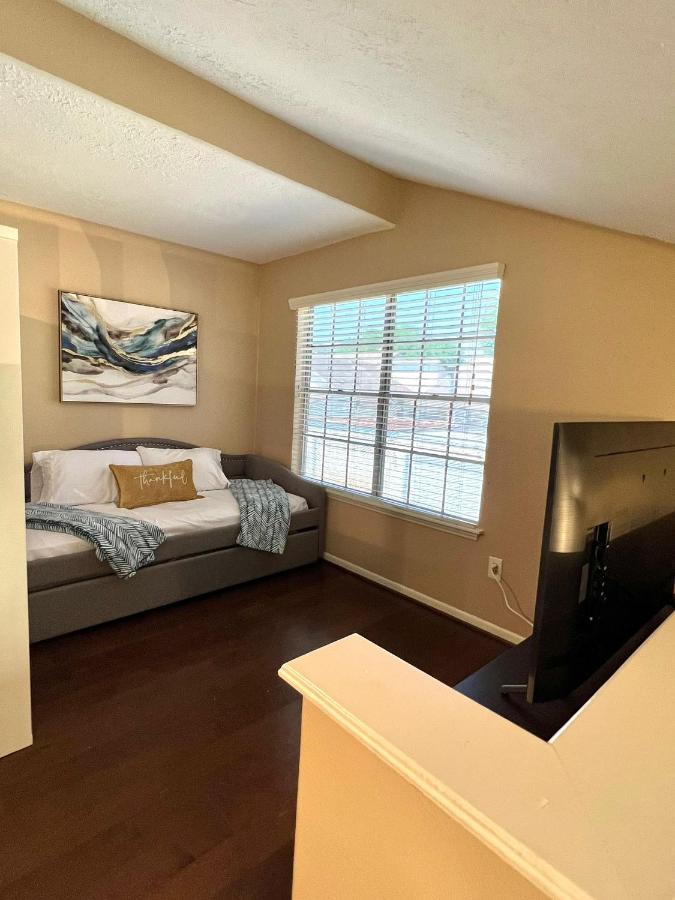 Centrally Located Houston Retreat! Sleeps 8, 10 Min To Downtown, Free Parking エクステリア 写真