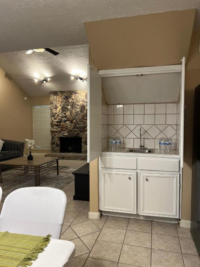 Centrally Located Houston Retreat! Sleeps 8, 10 Min To Downtown, Free Parking エクステリア 写真