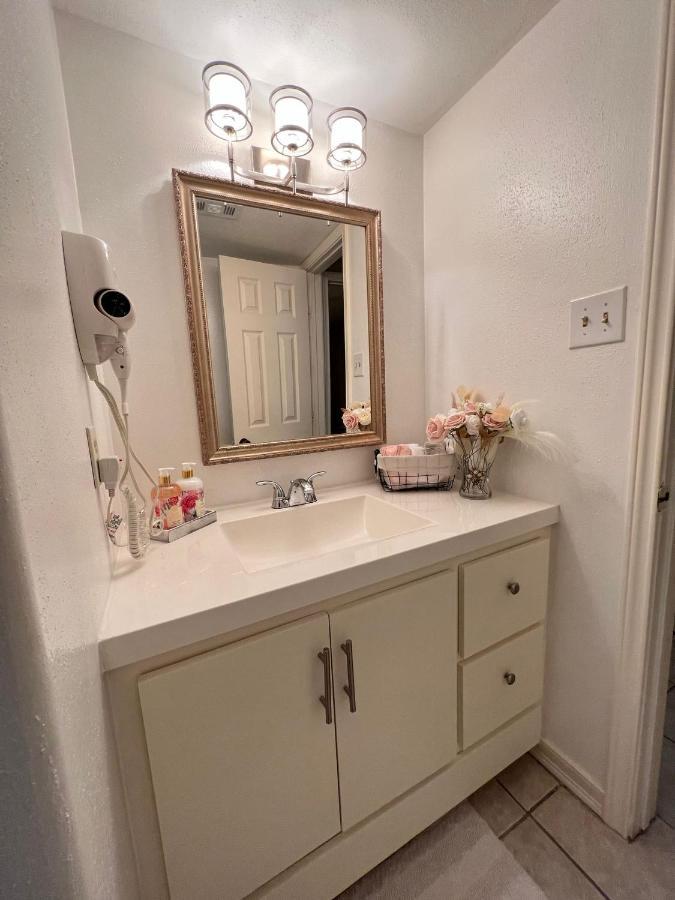 Centrally Located Houston Retreat! Sleeps 8, 10 Min To Downtown, Free Parking エクステリア 写真