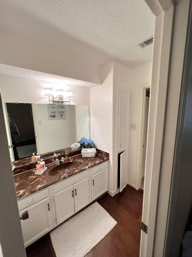 Centrally Located Houston Retreat! Sleeps 8, 10 Min To Downtown, Free Parking エクステリア 写真