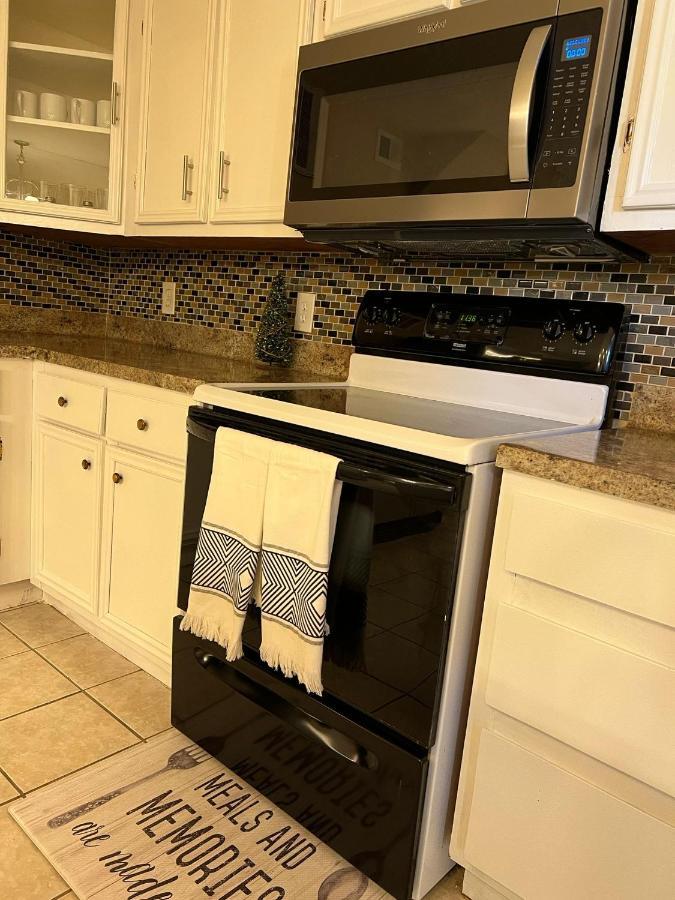 Centrally Located Houston Retreat! Sleeps 8, 10 Min To Downtown, Free Parking エクステリア 写真