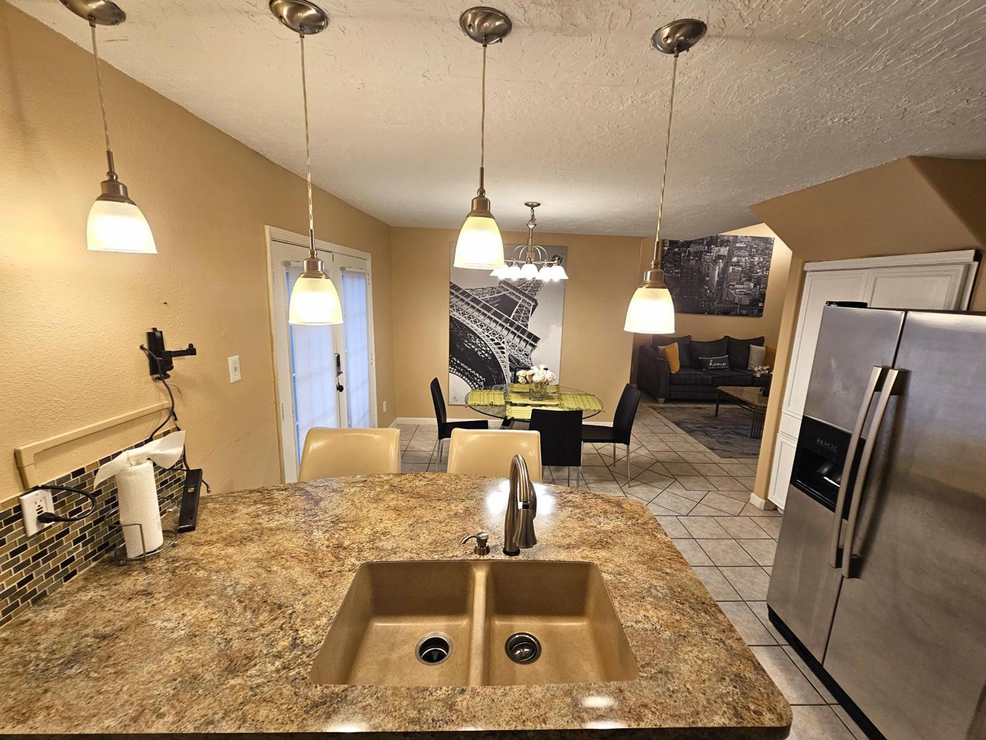 Centrally Located Houston Retreat! Sleeps 8, 10 Min To Downtown, Free Parking エクステリア 写真